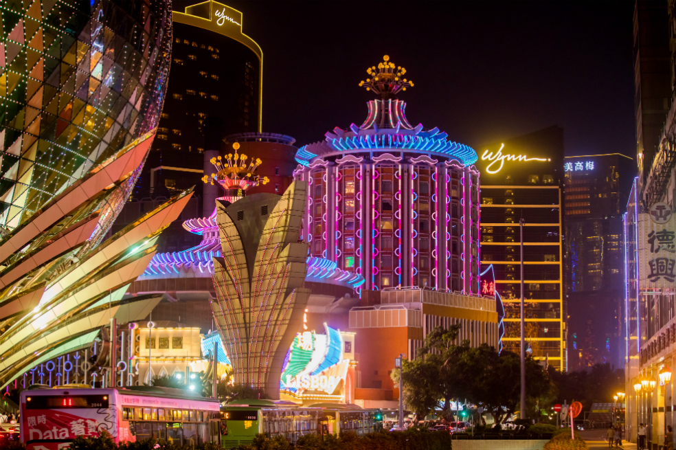 Un complejo de casinos Wynn Macau, iluminado por la noche en Macao. / Bloomberg News