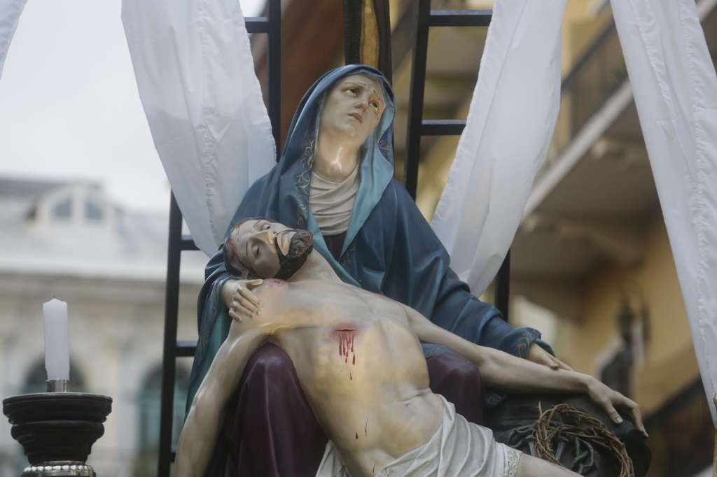 AME688. CIUDAD DE PANAMÁ (PANAMÁ), 18/04/2025.- Fotografía de Jesús y la Virgen María durante el viacrucis este Viernes Santo, en Ciudad de Panamá (Panamá). Centenares de feligreses se concentraron en el colonial Casco Antiguo de Ciudad de Panamá, para caminar en procesión junto a un Jesucristo sin vida sobre la losa del sepulcro. EFE/ Carlos Lemos