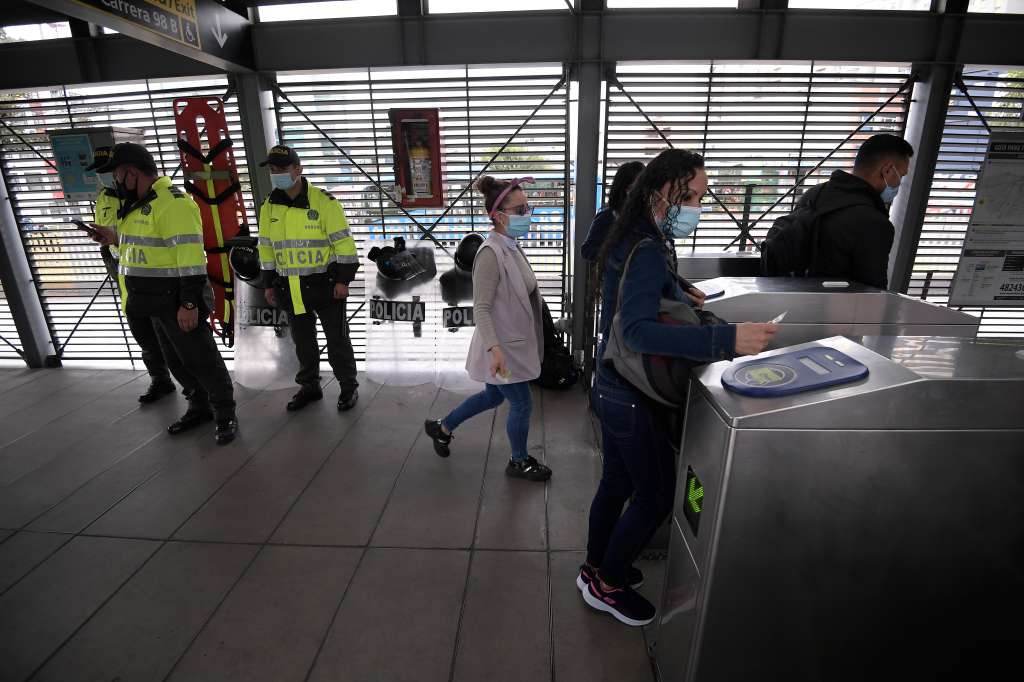 Algunos ciudadanos protestaron de forma pacífica y sin afectar la movilidad en algunos puntos de Bogotá, debido al alza en las tarifas de Transmilenio y el Sitp; La policía y el Esmad quienes custodiaban algunas estaciones y portales del sistema, realizaron detenciones arbitrarias contra los protestantes.