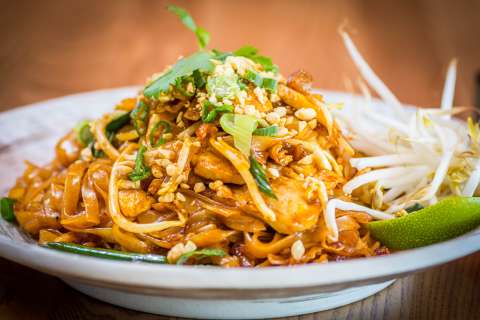 “Pad thai”, la historia y el mito detrás del plato más famoso de Tailandia