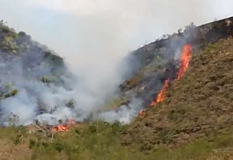 En imágenes: Bomberos intentan controlar incendio forestal en Soacha, que ha consumido 65 hectáreas de montaña