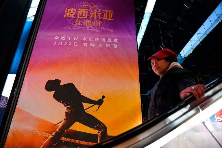 Cartel de "Bohemian Rhapsody" en un teatro de Beijing. / GREG BAKER / AFP