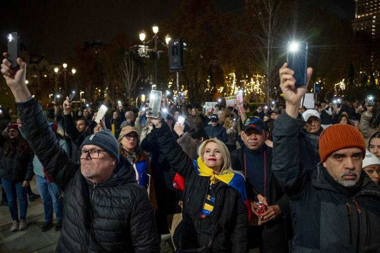 MADRID, 06/12/2025.- Marcha por la Paz y la Libertad de venezolanos celebrada este sábado en Madrid para "visibilizar la exigencia de respeto a los derechos humanos en Venezuela ante la comunidad internacional". EFE/Daniel González