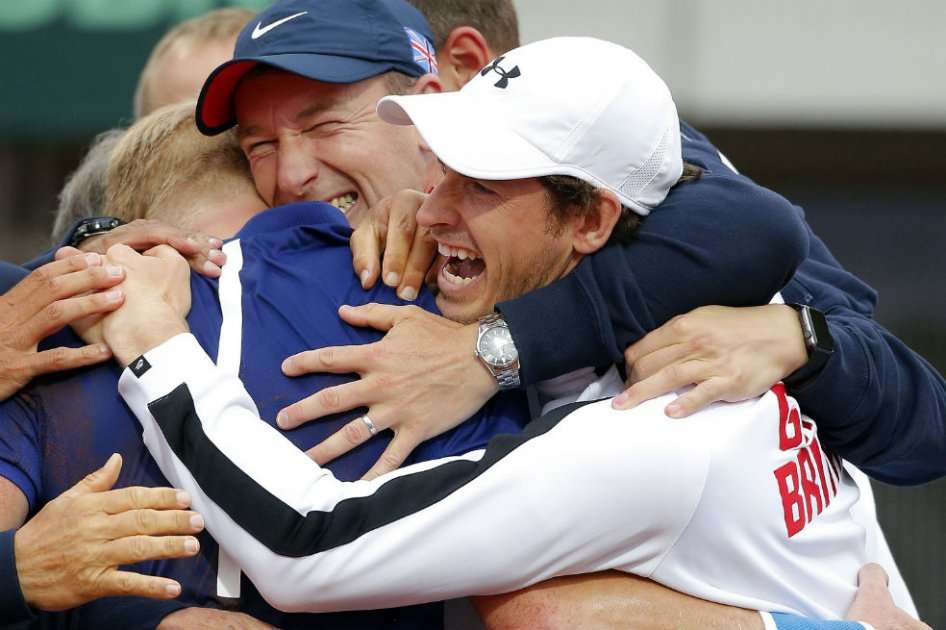 Andy Murray celebra con el equipo británico el pase a las semifinales de la Copa Davis. Foto: AFP