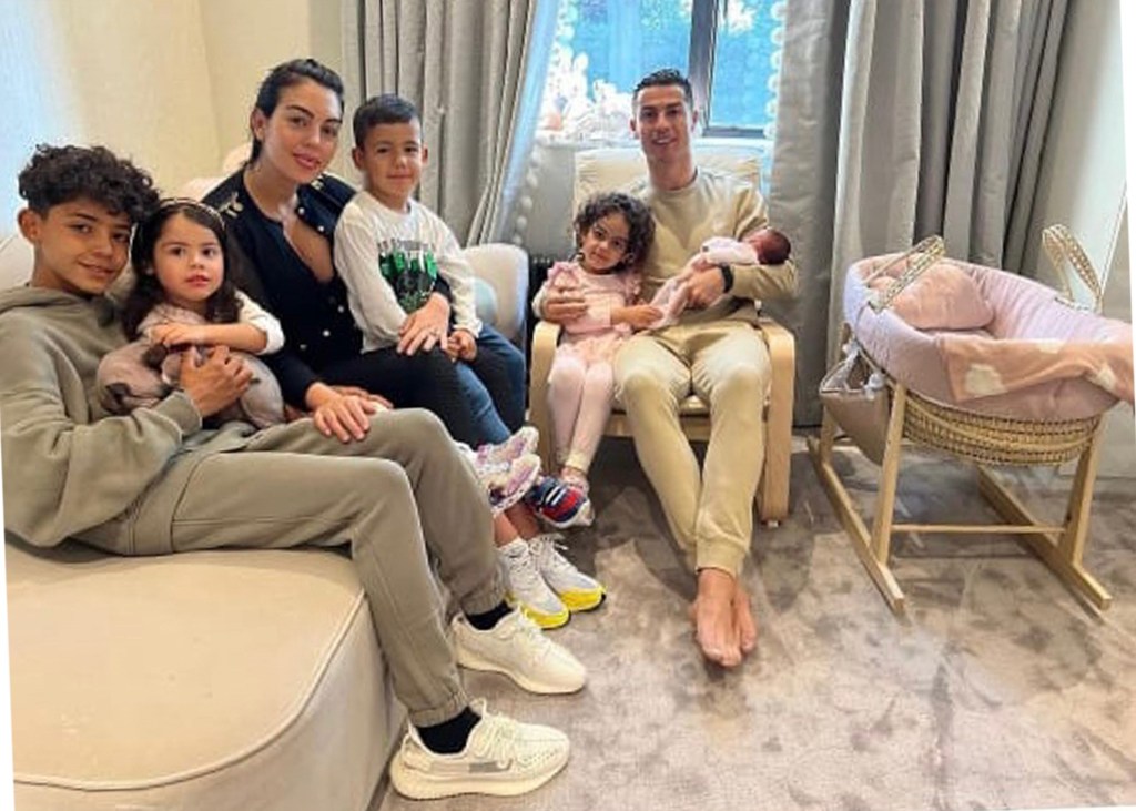 Cristiano y Georgina junto a sus hijos, Cristiano junior, Eva, Mateo, Alana Martina y la pequeña Esmeralda.