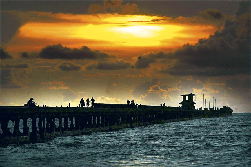 Muelle de Puerto Colombia, memoria en ruinas de Colombia, por donde entraron, hace 125 años, la modernidad al país y las oleadas de inmigrantes que dieron gran parte de su multi-cruzada identidad a Barranquilla. / Jairo Buitrago