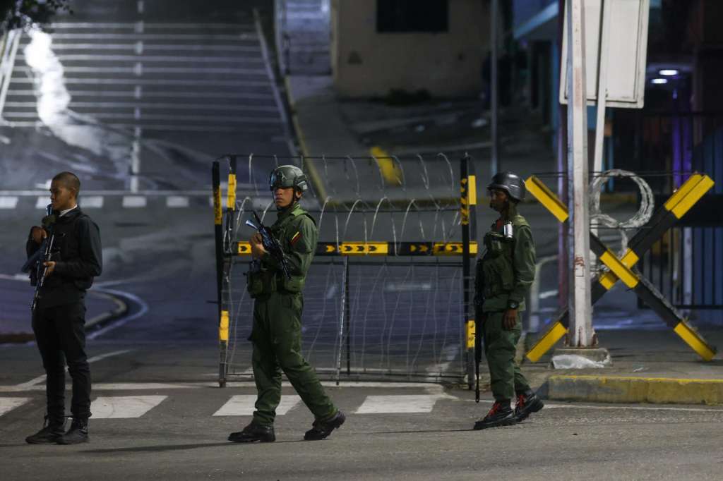 Caracas, 03/01/2026.- Militares custodian las inmediaciones del Palacio Presidencial de Miraflores tras varias detonaciones y explosiones en la madrugada de este sábado en Caracas, en unos momentos en que Venezuela ha denunciado "amenazas" del Gobierno del presidente de Estados Unidos, Donald Trump, por el despliegue militar en el Caribe y las advertencias de ataques terrestres. EFE/Miguel Gutiérrez
