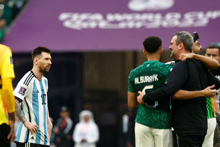 GR2008. LUSAIL (CATAR), 22/11/2022.- Lionel Messi de Argentina reacciona hoy, en un partido de la fase de grupos del Mundial de Fútbol Qatar 2022 entre Argentina y Arabia Saudita en el estadio de Lusail (Catar). EFE/ Rodrigo Jiménez