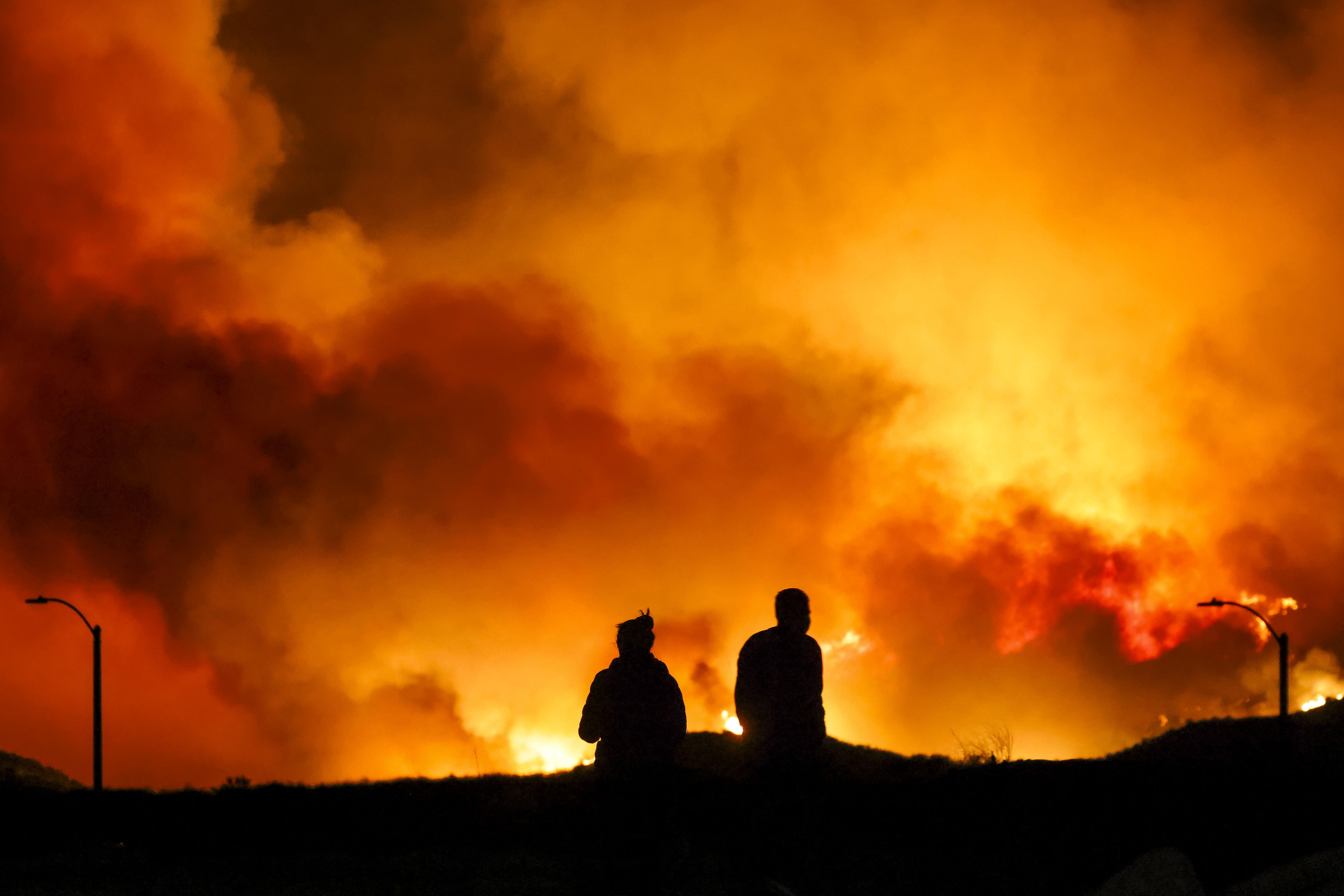 Santa Clarita (United States), 22/01/2025.- People watch firefighting activity on a section of the Hughes wildfire near Santa Clarita, California, USA, 22 January 2025. The Hughes fire broke out today north of Los Angeles, where multiple wildfires have already destroyed thousands of homes and forced thousands of people to evacuate numerous neighborhoods in recent weeks. (incendio forestal) EFE/EPA/TED SOQUI