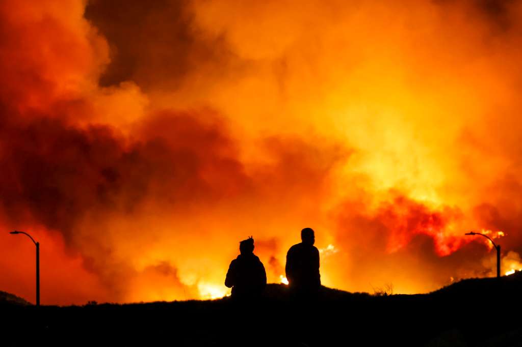 Santa Clarita (United States), 22/01/2025.- People watch firefighting activity on a section of the Hughes wildfire near Santa Clarita, California, USA, 22 January 2025. The Hughes fire broke out today north of Los Angeles, where multiple wildfires have already destroyed thousands of homes and forced thousands of people to evacuate numerous neighborhoods in recent weeks. (incendio forestal) EFE/EPA/TED SOQUI