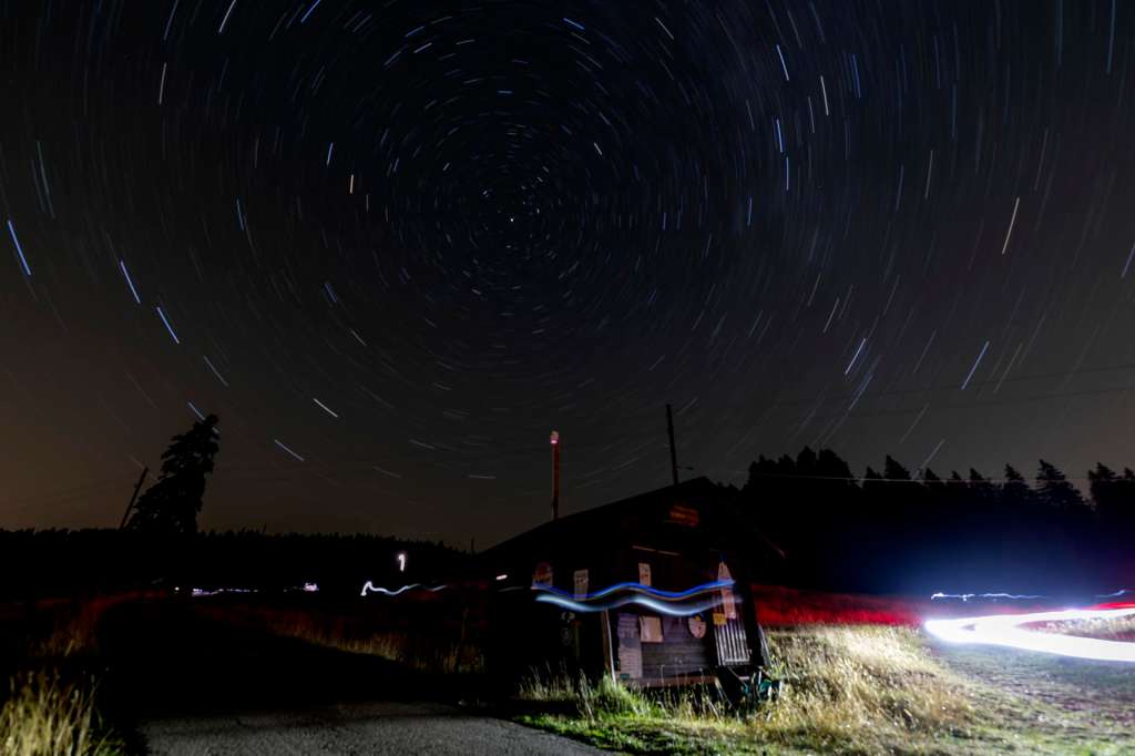 SAINT-CERGUE (Switzerland), 13/08/2026.- Stars appear to revolve around Polaris during the peak of the annual Perseid meteor shower in Col de la Givrine, Givrine Pass, near Saint-Cergue, Switzerland, 13 August 2026. (Suiza) EFE/EPA/SALVATORE DI NOLFI LONG EXPOSURE