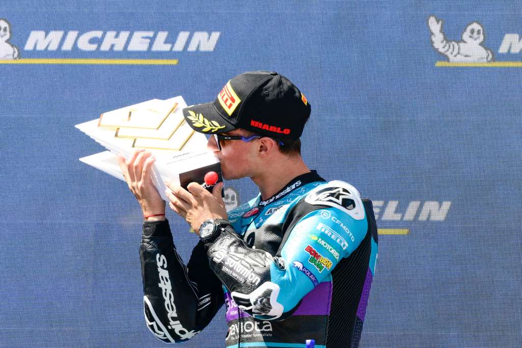 David Alonso, en lo más alto del podio del GP de Hungría en la Moto2.
