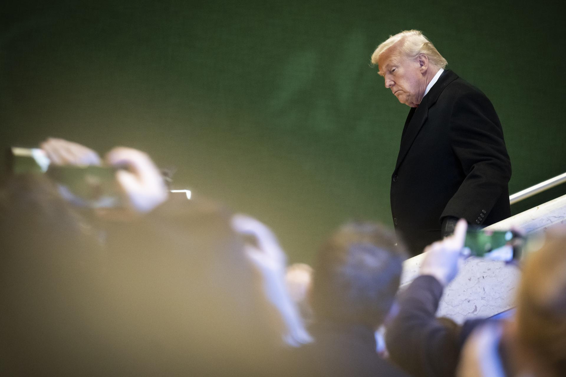 Davos (Switzerland), 21/01/2026.- US President Donald Trump leaves after his first day at the 56th annual meeting of the World Economic Forum (WEF) in Davos, Switzerland, 21 January 2026. The 2026 summit, running from 19 to 23 January and held under the theme 'A Spirit of Dialogue,' brings together global political leaders, corporate executives, and scientists to address international challenges. (Suiza) EFE/EPA/GIAN EHRENZELLER
