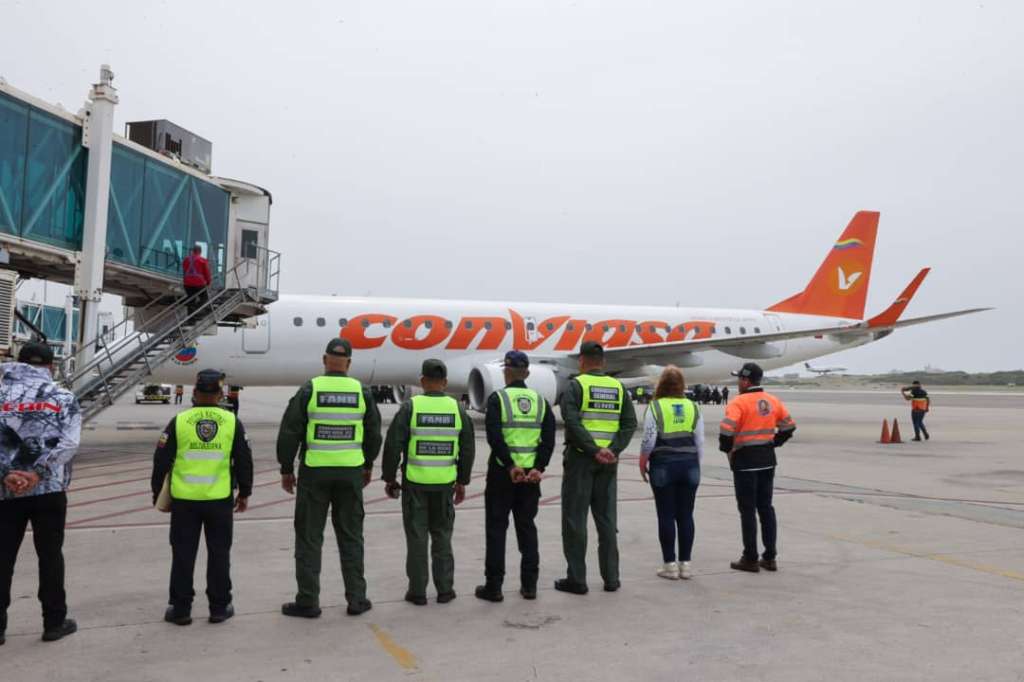 AME1332. LA GUAIRA (VENEZUELA), 27/05/2025.- Fotografía cedida por Prensa del Ministerio de Interior, Justicia y Paz donde se observa un avión con migrantes venezolanos abordo deportados de Estados Unidos este martes, en el Aeropuerto Internacional Simón Bolívar, en La Guaira (Venezuela). Un grupo de 90 migrantes venezolanos deportados de Estados Unidos regresó a su país en un vuelo procedente de Honduras, informó el canal de televisión privado Globovisión. EFE/ Prensa Del Ministerio De Interior, Justicia Y Paz / SOLO USO EDITORIAL/ NO VENTAS /SOLO DISPONIBLE PARA ILUSTRAR LA NOTICIA QUE ACOMPAÑA (CRÉDITO OBLIGATORIO)