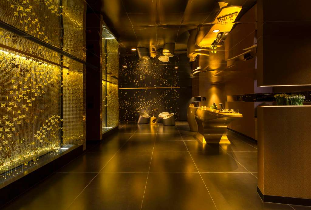 W Hotel, de la cadena Marriott, ubicado en el corazón de Usaquén, en Bogotá, que presenta el lado glamoroso de la antigua leyenda de El Dorado y ofrece todos los servicios y condiciones para que sus huéspedes disfruten de una estadía cómoda, lujosa y segura.