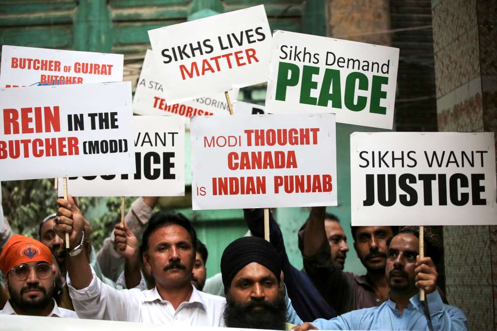 Lahore (Pakistan), 20/09/2023.- Members of the Pakistani Sikh minority hold placards during a protest against India over Nijjar's murder in Canada, in Lahore, Pakistan, 20 September 2023. India and Canada are caught in a diplomatic dispute over the alleged involvement of Indian authorities in the killing of Sikh activist Hardeep Singh Nijjar, who allegedly had links with Khalistan movement, in Canada. The Sikh independence movement, known as the Khalistan movement, seeks to establish a separate homeland for Sikhs. (Protestas) EFE/EPA/BILAWAL ARBAB