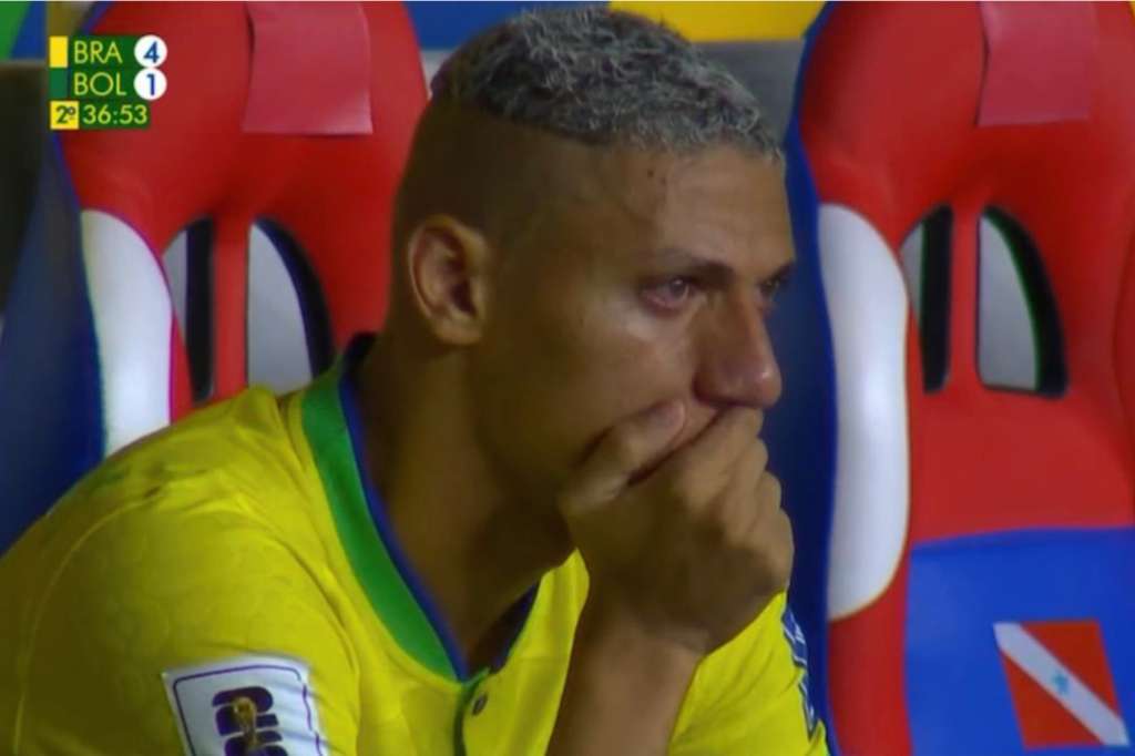 Al futbolista se le vio llorando en el banco de suplentes después de ser sustituido al minuto 70 en el partido por Eliminatorias frente a Bolivia.