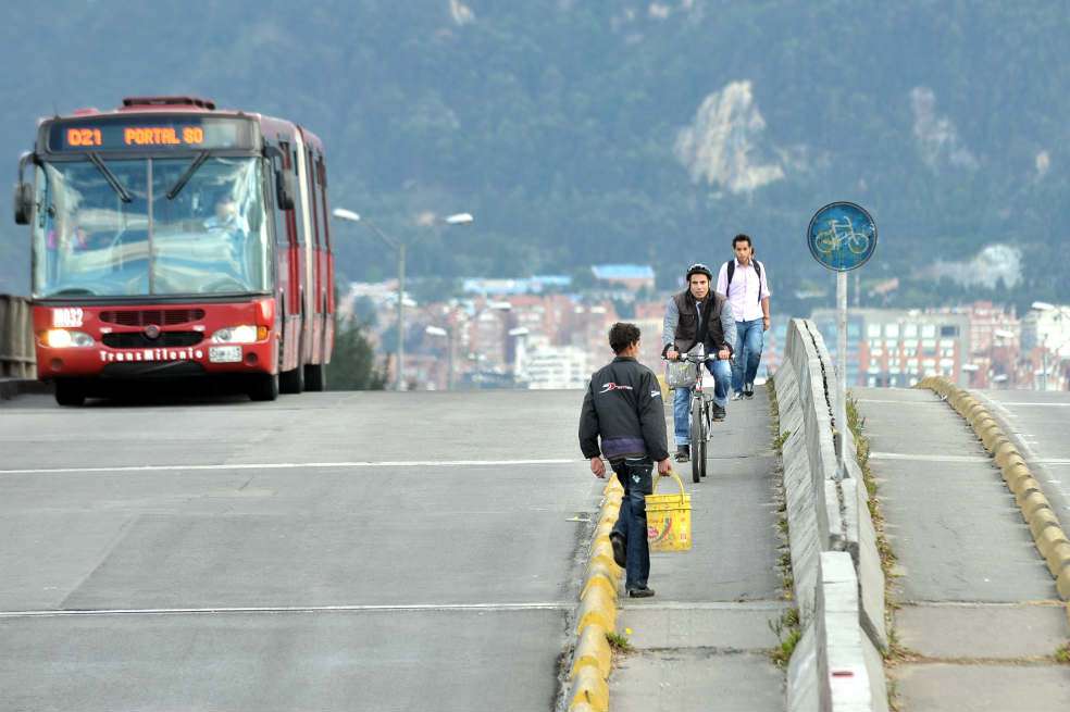 En el puente vehicular de la calle 80 con avenida 68 hay un carril de bicicletas que comparte vía con el transporte público. / Gustavo Torrijos