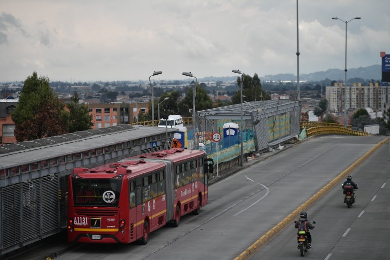 Video: hombre se subió al techo de un alimentador de Transmilenio en movimiento