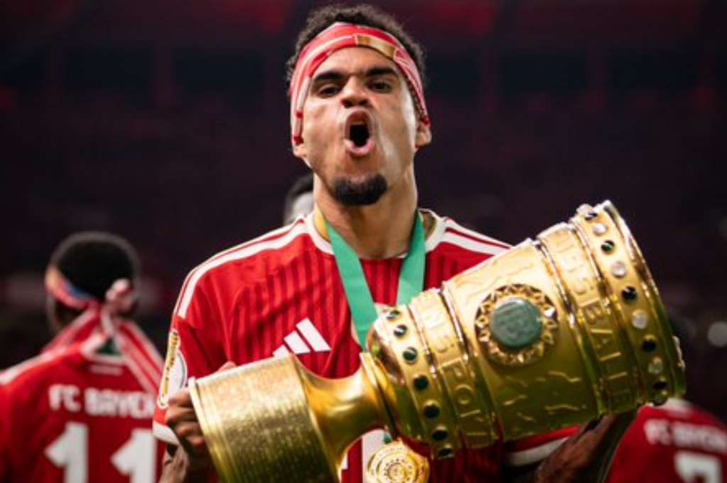 Luis Díaz, con la Copa de Alemania.