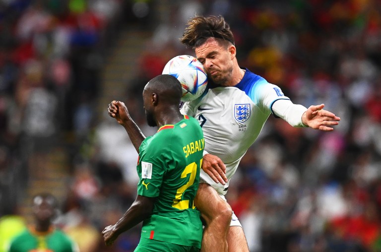 Al Khor (Qatar), 04/12/2022.- Jack Grealish (R) of England in action against Youssouf Sabaly (L) of Senegal during the FIFA World Cup 2022 round of 16 soccer match between England and Senegal at Al Bayt Stadium in Al Khor, Qatar, 04 December 2022. (Mundial de Fútbol, Catar) EFE/EPA/Neil Hall