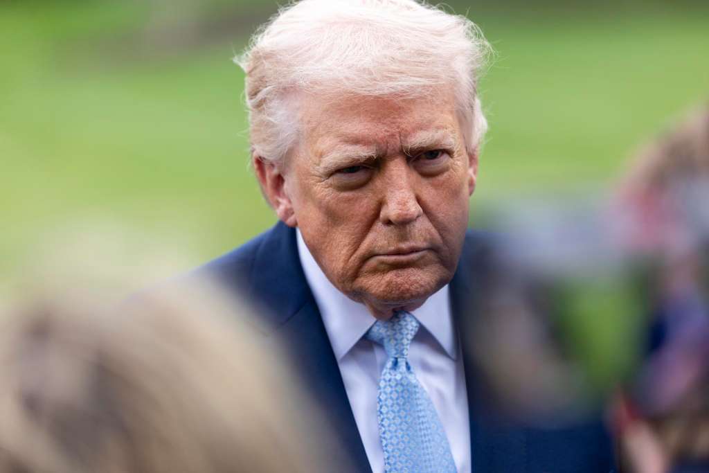 WASHINGTON (United States), 20/03/2026.- US President Donald J. Trump responds to a question from the news media as he walks to board Marine One on the South Lawn of the White House in Washington, DC, USA, 20 March 2026. EFE/EPA/SHAWN THEW / POOL