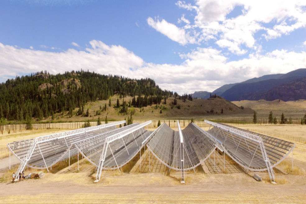 El radiotelescopio interferométrico CHIME con el que se han detectado las misteriosas señales cósmicas de radio se localiza en la Canadá. Está formado por cuatro semicilindros en forma de U de 100 metros de largo y repleto de antenas. / CHIME
