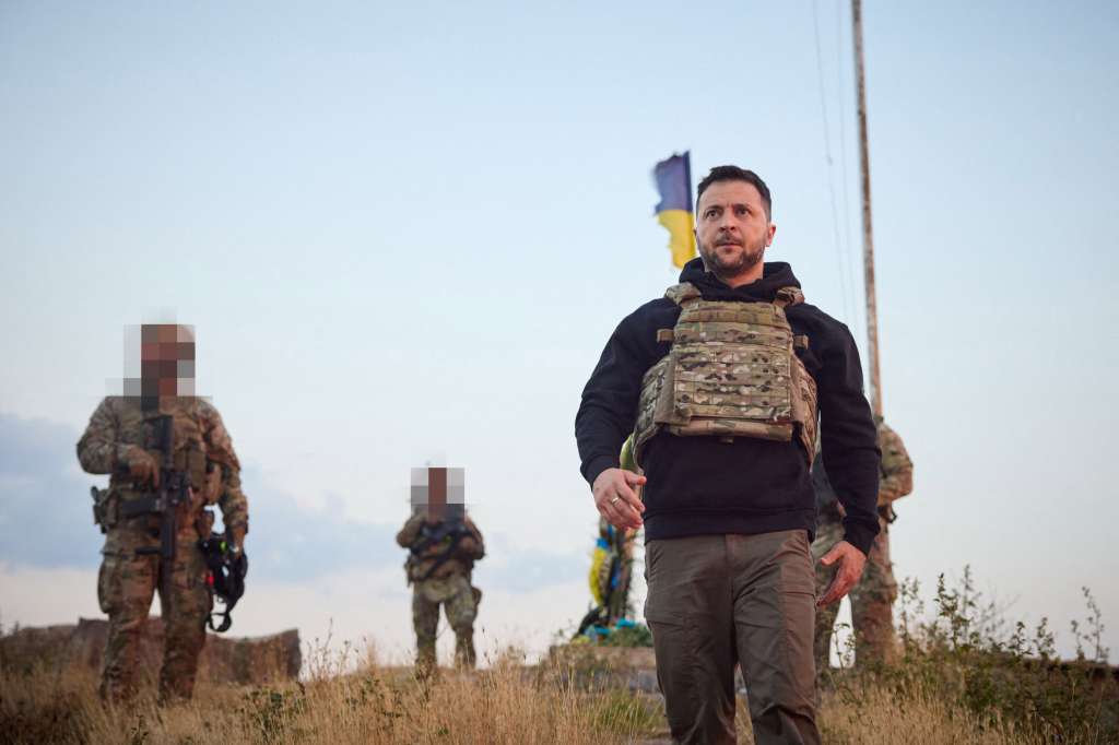 El presidente de Ucrania, Volodimir Zelenski, durante una visita la Isla de las Serpientes (Isla Zmiinyi), en la región de Odesa.