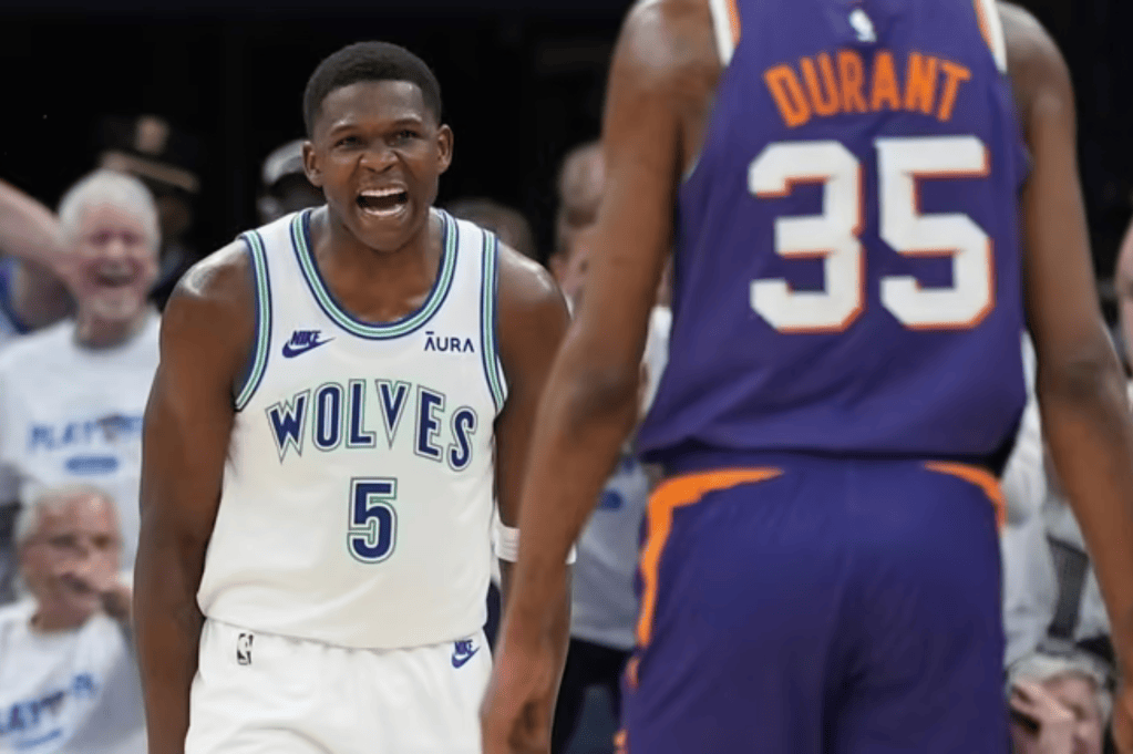 Anthony Edwards, durante el primer partido de la serie contra los Suns, mira retadoramente a Kevin Durant.