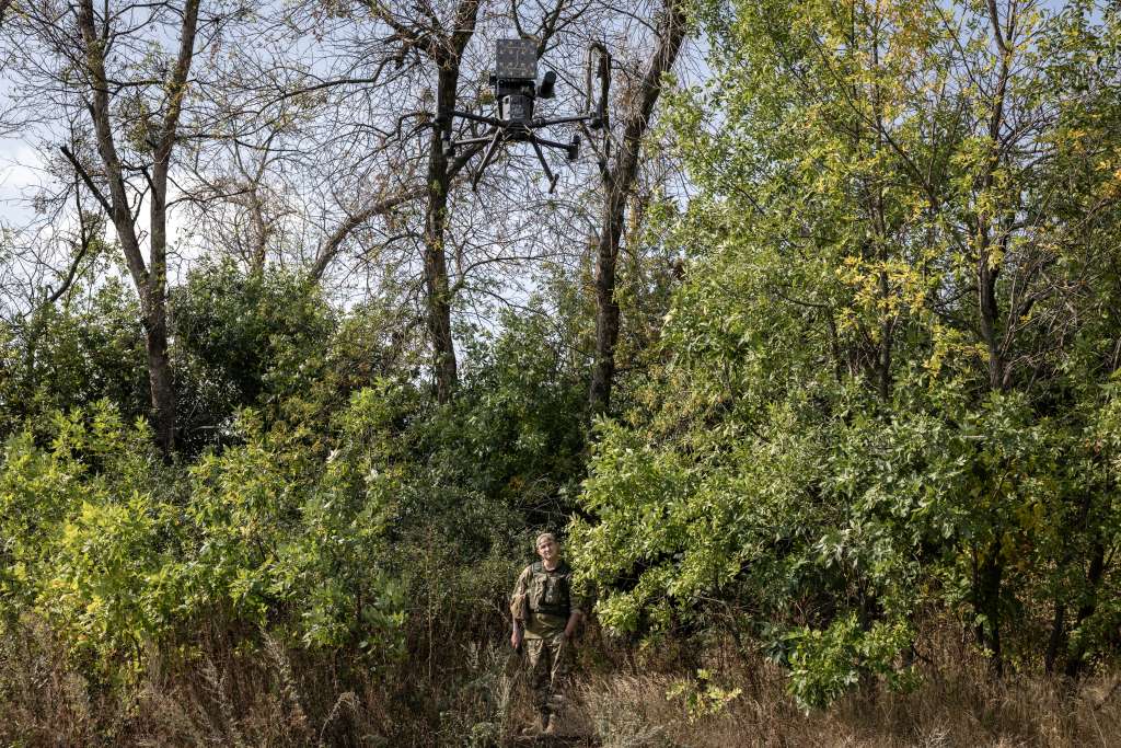 Hace tiempo que se teme que los drones armados deshumanicen la guerra al permitir que los soldados maten con solo hacer clic en un botón, lejos del campo de batalla.