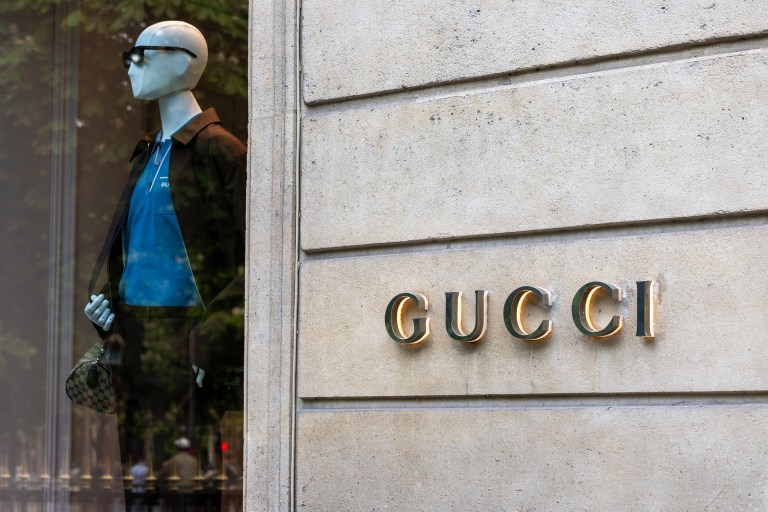Kate Moss protagonizó el debut de Demna Gvasalia en Gucci con un vestido y una icónica tanga