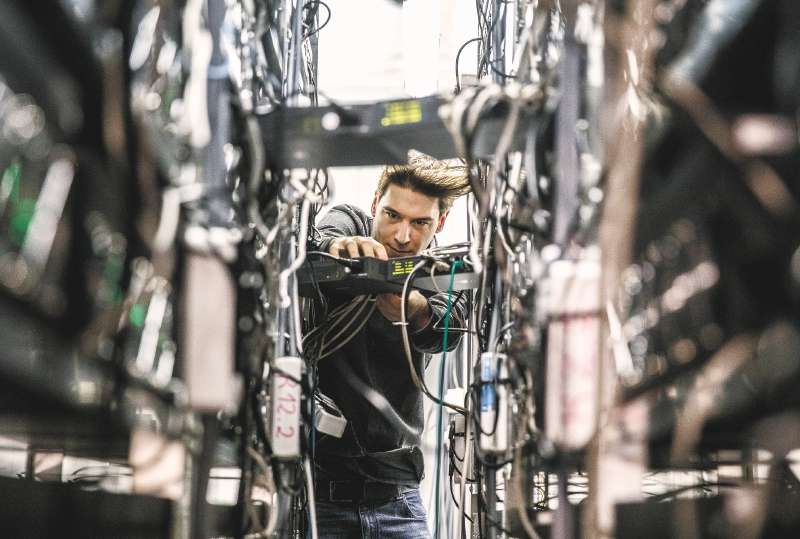 Sebastian Kastner, ingeniero líder de Hydrominer, revisa los equipos instalados en Waidhofe, Austria. / Bloomberg