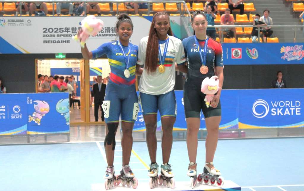 Las colombianas Kollin Castro (centro) y Geiny Pájaro (Izq.), hicieron el uno-dos en la prueba de los 200 metros meta contra meta, categoría mayores.