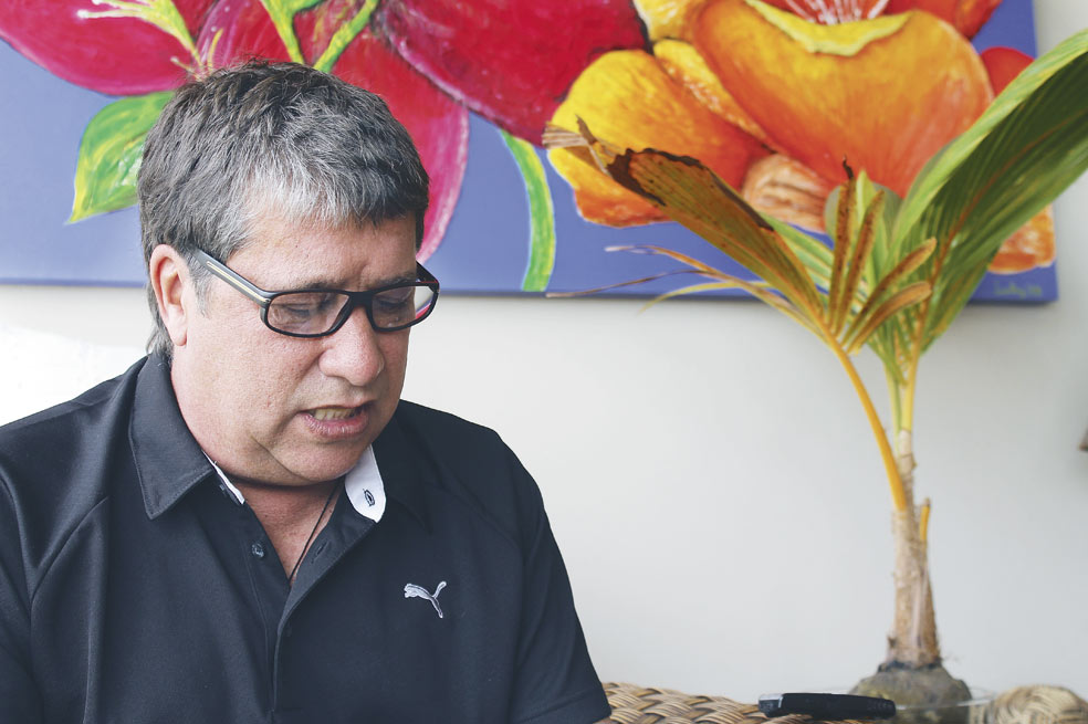 El técnico del DIM, Hernán Darío Gómez, en su casa en el sur de la ciudad de Medellín. / Róbinson Úsuga Henao
