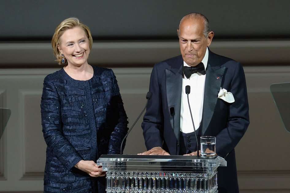 Hillary Clinton y Óscar de la Renta en los Premios CFDA de la moda 2013. / AFP