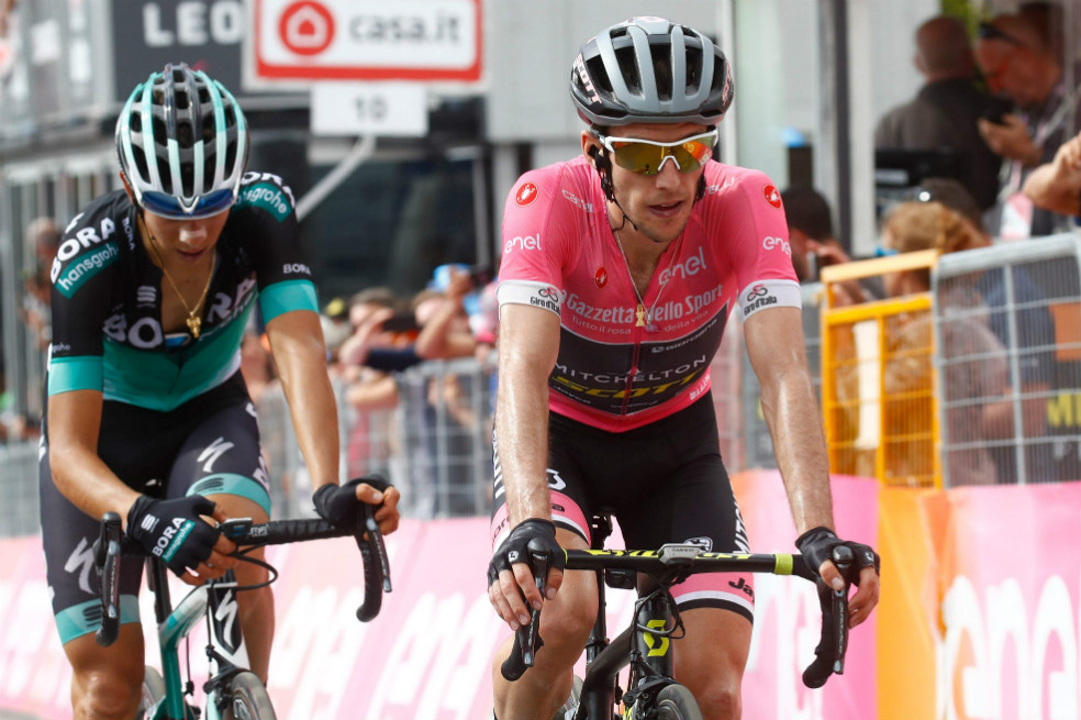 Simon Yates (Der.), líder del Giro de Italia. / AFP