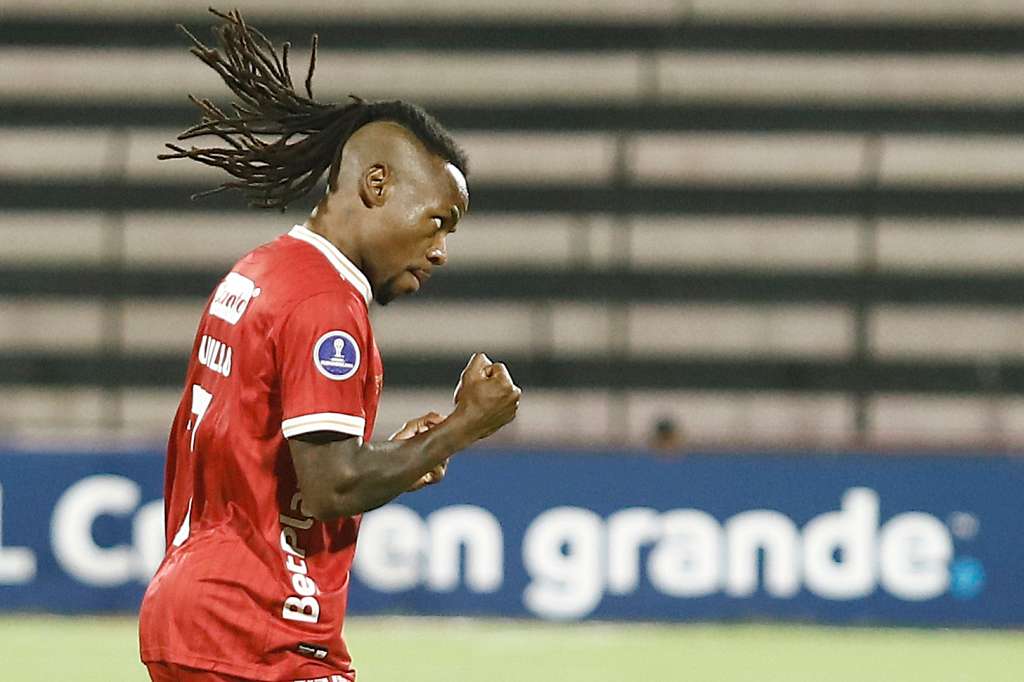 AMDEP4847. CALLAO (PERÚ), 06/05/2026.- Jhon Murillo (d) de América celebra un gol este miércoles, durante un partido de la fase de grupos de la Copa Sudamericana entre Alianza Atlético y América de Cali en el estadio Miguel Grau en Callao (Perú). EFE/ Sebastián Blanco Salazar