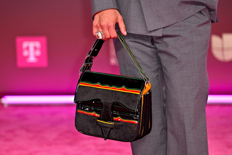 Ryan Castro llevó un carriel con sus celulares, dinero, estuche de gafas, cargador y una chocolatina.  / Ivan Apfel/Getty Images/AFP