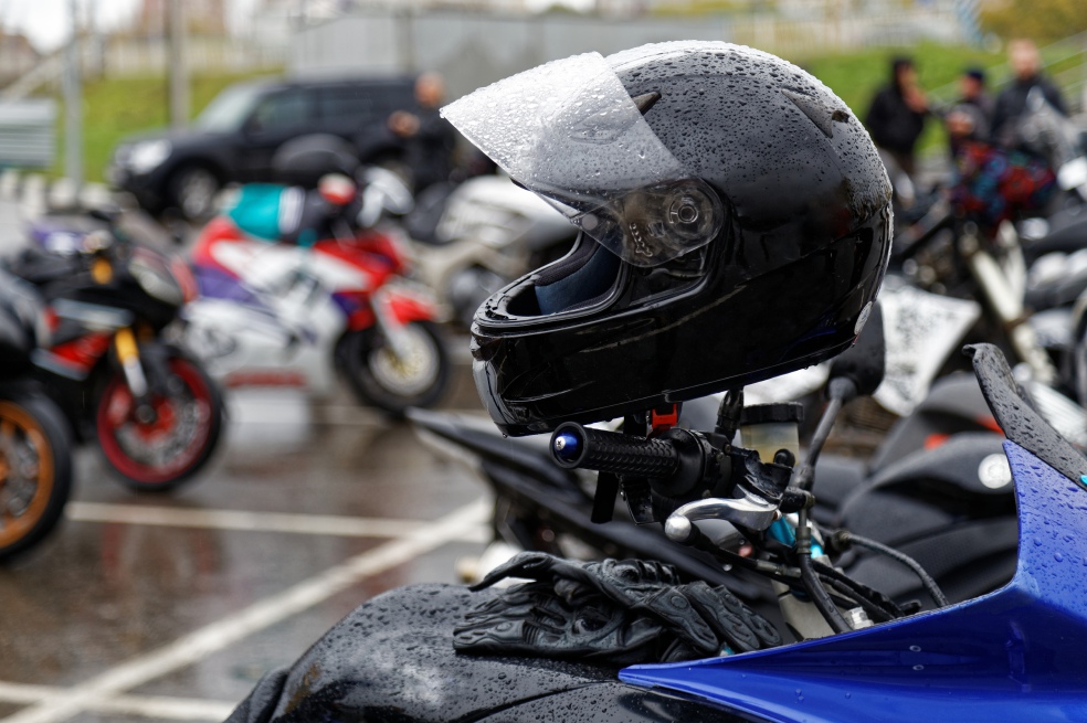 Casco sobre moto.