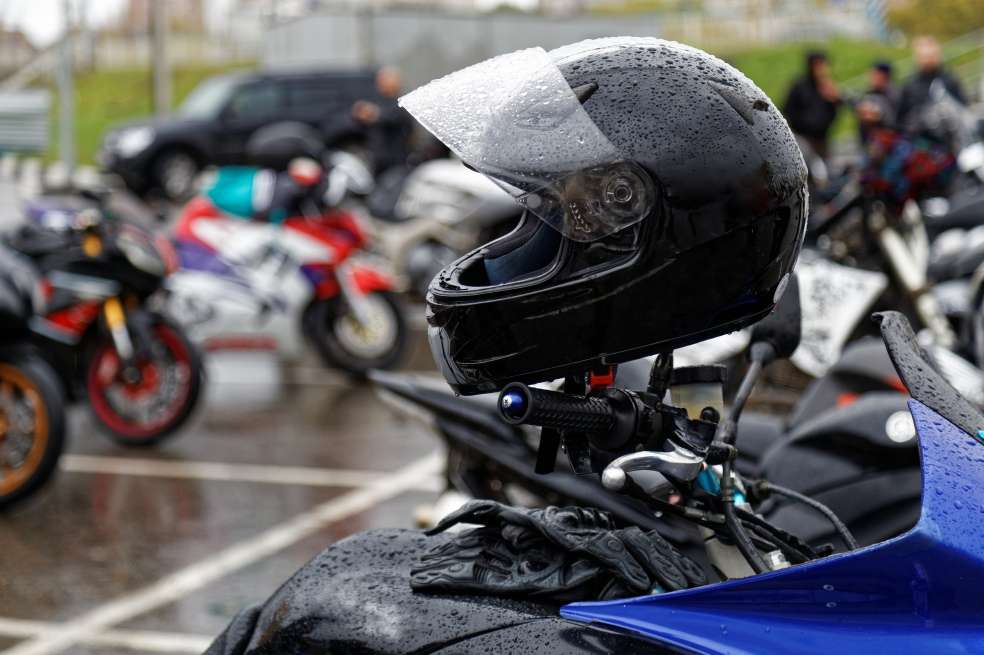 Casco sobre moto.