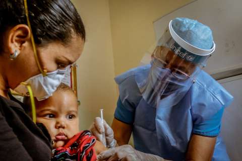 La pandemia también ha disminuido la vacunación de niños, alertan OMS y Unicef