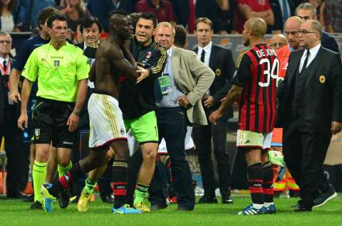 Balotelli fue suspendido por tres partidos por “injurias y amenazas”