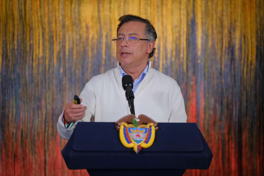 BOG400 BOGOTÁ (COLOMBIA), 15/07/2025.- Fotografía cedida por la Presidencia de Colombia que muestra a su mandatario, Gustavo Petro, hablando durante una alocución este martes, en Bogotá (Colombia). Petro dijo que hablará con el rey de España sobre un empresario de ese país que preside el Grupo Keralty, dueño de la entidad promotora de salud (EPS) Sanitas, a quien tachó de "criminal" por su presunta responsabilidad en el desfalco del sistema sanitario. EFE/ Presidencia de Colombia /SOLO USO EDITORIAL SOLO DISPONIBLE PARA ILUSTRAR LA NOTICIA QUE ACOMPAÑA (CRÉDITO OBLIGATORIO)