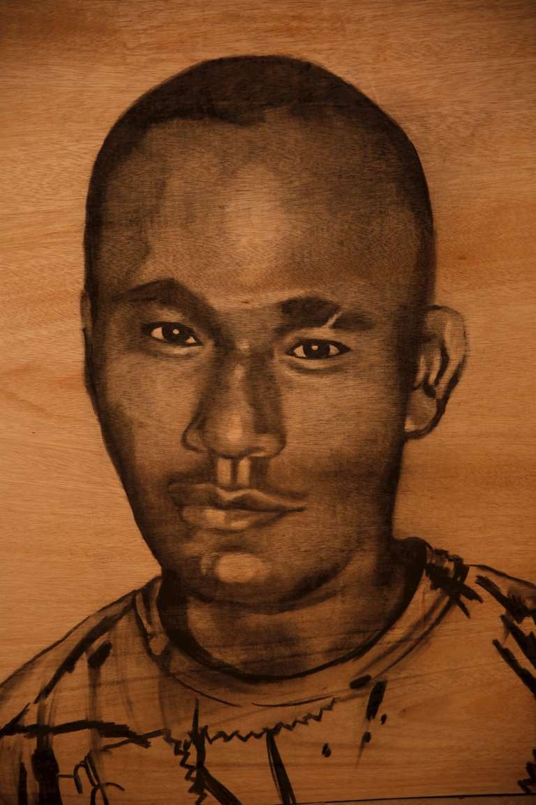 Reproducción fotográfica de un retrato hecho con ceniza de Álvaro José Caicedo, uno de los cinco jóvenes asesinados en Llano Verde.
