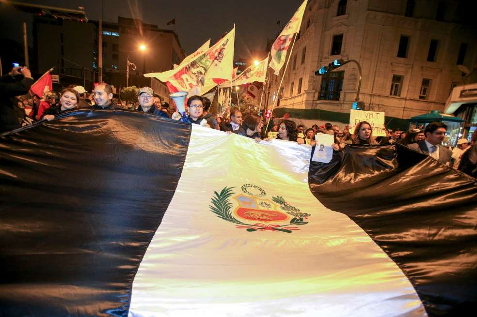 Miles de peruanos marcharon para rechazar la corrupción del Poder Judicial. Piden reformas. / EFE