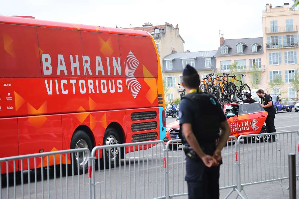 Policía francesa registró el hotel donde se hospedaba el equipo Bahrain en el Tour de Francia 2021.