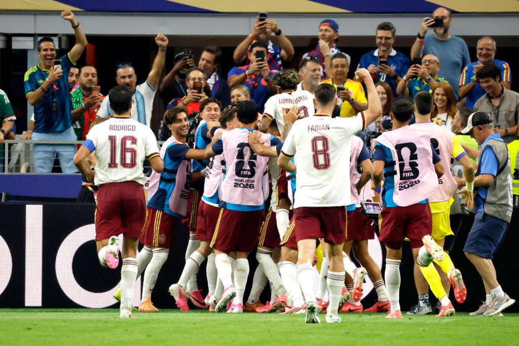 GR2038. ARLINGTON (ESTADOS UNIDOS), 14/07/2026.- Jugadores de España celebran un gol de Pedro Porro este martes, en el partido de semifinales del Mundial de la FIFA 2026 entre Francia y España en el estadio AT&T en Arlington (Estados Unidos). EFE/ Lavandeira Jr