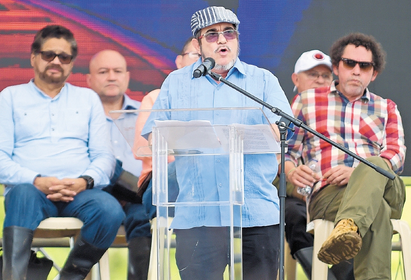 El presidente Santos entregó a “Timochenko” una obra que representa un fusil convertido en una pala para labrar el campo. / Presidencia