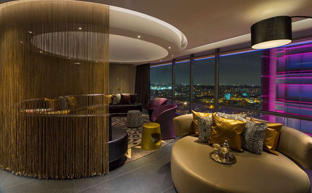 W Bogota sobresale por su enfoque de diseño contemporáneo y audaz,