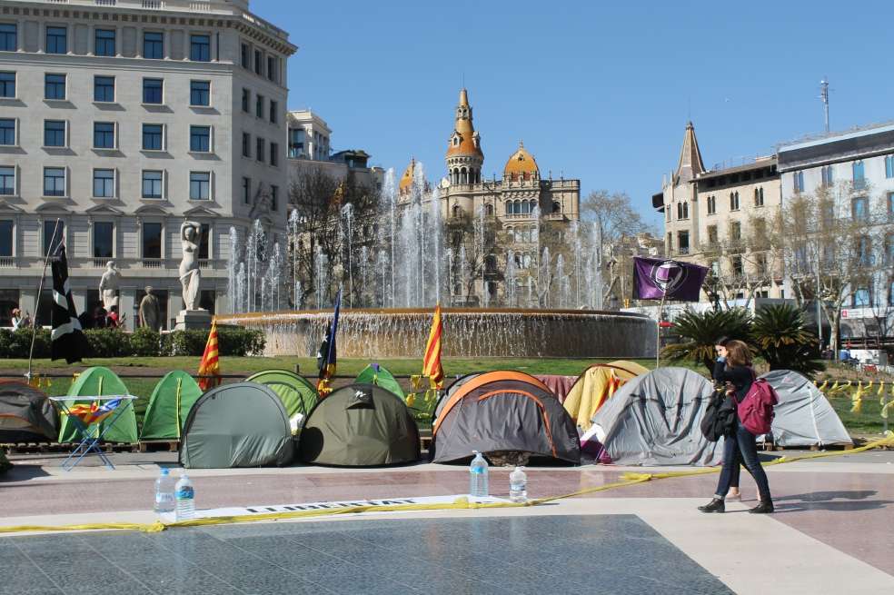 Esta es la acampada en Plaza Cataluña, un lugar emblemático de Barcelona. La protesta cumple hoy 60 días, en medio de un proceso que parece un barco a la deriva. / Laura Dulce Romero